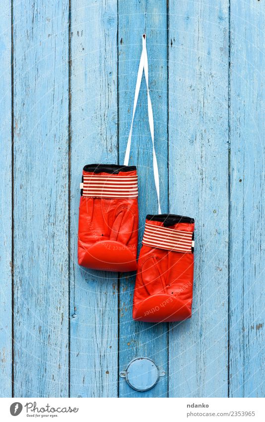 rote Boxhandschuhe aus Leder Sport Erfolg Handschuhe Holz alt hängen retro blau Kraft Idee Schutz Boxsport Armreif erhängen Paar Tür Gerät altehrwürdig Haken