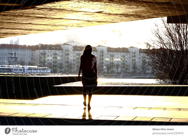 walking into the light Mensch feminin Junge Frau Jugendliche 1 18-30 Jahre Erwachsene Hauptstadt Stadtrand Brücke Tunnel Stimmung Warmherzigkeit ruhig elegant