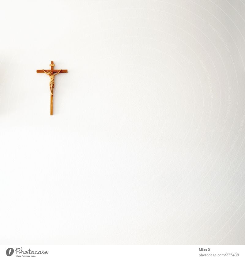 Zefix Mauer Wand weiß Religion & Glaube Kruzifix Kreuz Jesus Christus Wanddekoration Gebet Kirche Katholizismus Farbfoto Gedeckte Farben Innenaufnahme