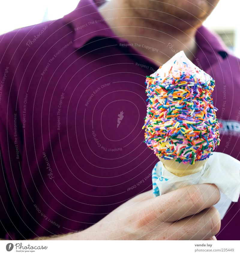 Hochkalorische Kost Lebensmittel Dessert Speiseeis Waffel Zuckerperlen Ernährung Essen Eisdiele Mensch Mann Erwachsene Hand 1 festhalten dick lecker süß