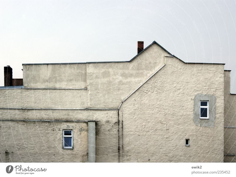 Untergetaucht Haus Himmel Wolkenloser Himmel Bauwerk Gebäude Architektur Mauer Wand Fassade Fenster Schornstein eckig einfach hell Spitze blau grau weiß 2