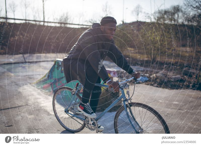 Junger Mann fährt mit dem Fahrrad auf einem städtischen Skatepark. Lifestyle Freizeit & Hobby Ferien & Urlaub & Reisen Ausflug Mensch maskulin Jugendliche