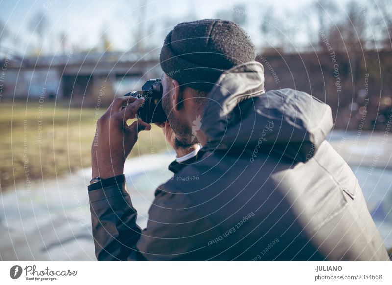 Junger Mann macht ein Foto mit seiner Kamera. Lifestyle Freizeit & Hobby Ferien & Urlaub & Reisen Ausflug Technik & Technologie Unterhaltungselektronik