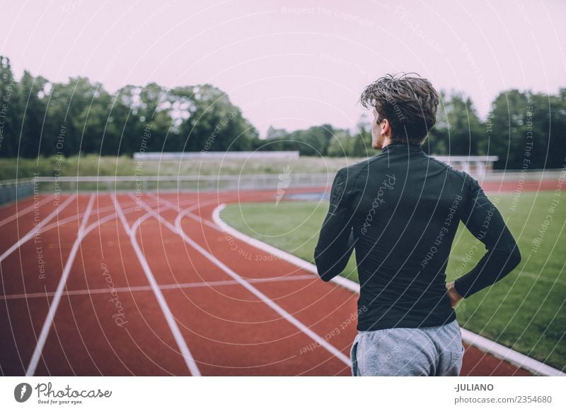 Junger Sportler beim Training auf der Laufbahn Trinkwasser Lifestyle Freude Körper Gesundheit Gesunde Ernährung Gesundheitswesen sportlich muskulös Fitness