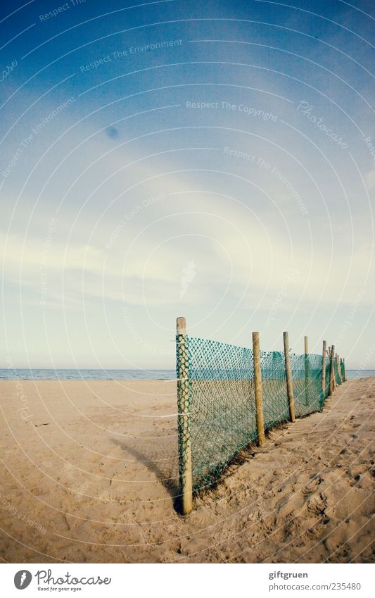 am strand II Umwelt Natur Landschaft Urelemente Sand Wasser Himmel Wolken Horizont Sonnenlicht Sommer Küste Strand Ostsee Meer blau Zaun Barriere Absperrgitter