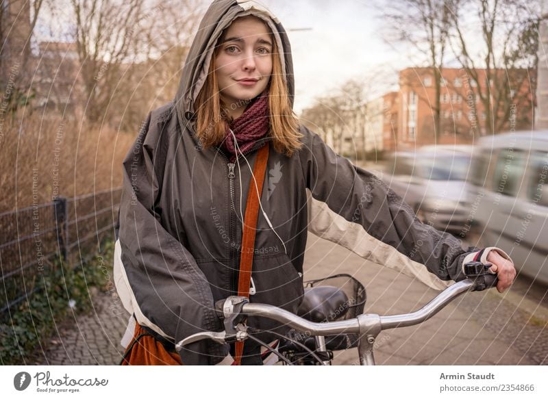 Porträt mit Fahrrad Lifestyle kaufen Stil Leben Freizeit & Hobby Fahrradfahren feminin Junge Frau Jugendliche Erwachsene 1 Mensch 18-30 Jahre Herbst Winter Wind