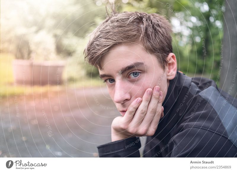 Nachdenklich Lifestyle Sinnesorgane ruhig Mensch maskulin Junger Mann Jugendliche Hand 1 Natur Park sitzen Gefühle Stimmung geduldig Langeweile Traurigkeit