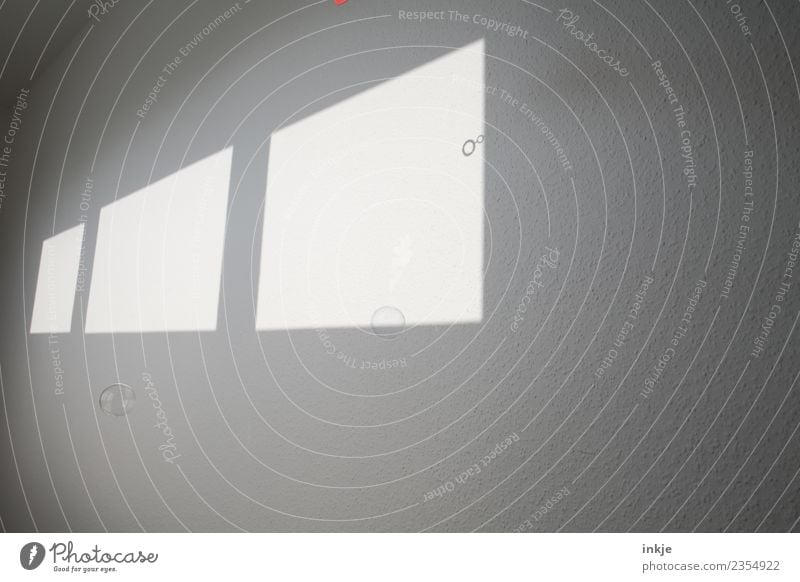 Lichtspiel Schatten Fenster Seifenblase Spielen Farbfoto Kontrast Schattenspiel graphisch eckig Fensterfront Wand hell Menschenleer Raum Innenaufnahme diagonal