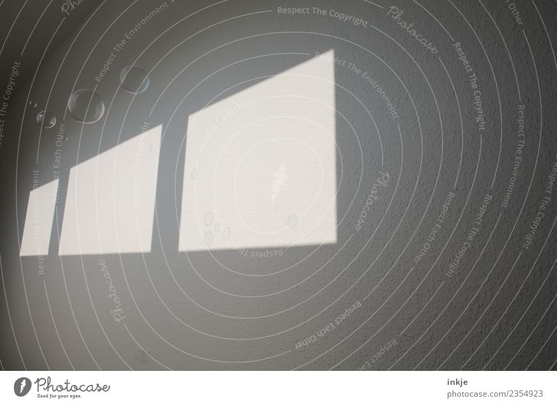 Lichtspiel 2 Schatten Fenster Seifenblase Spielen Farbfoto Kontrast Schattenspiel graphisch eckig Fensterfront Wand hell Menschenleer Raum Innenaufnahme