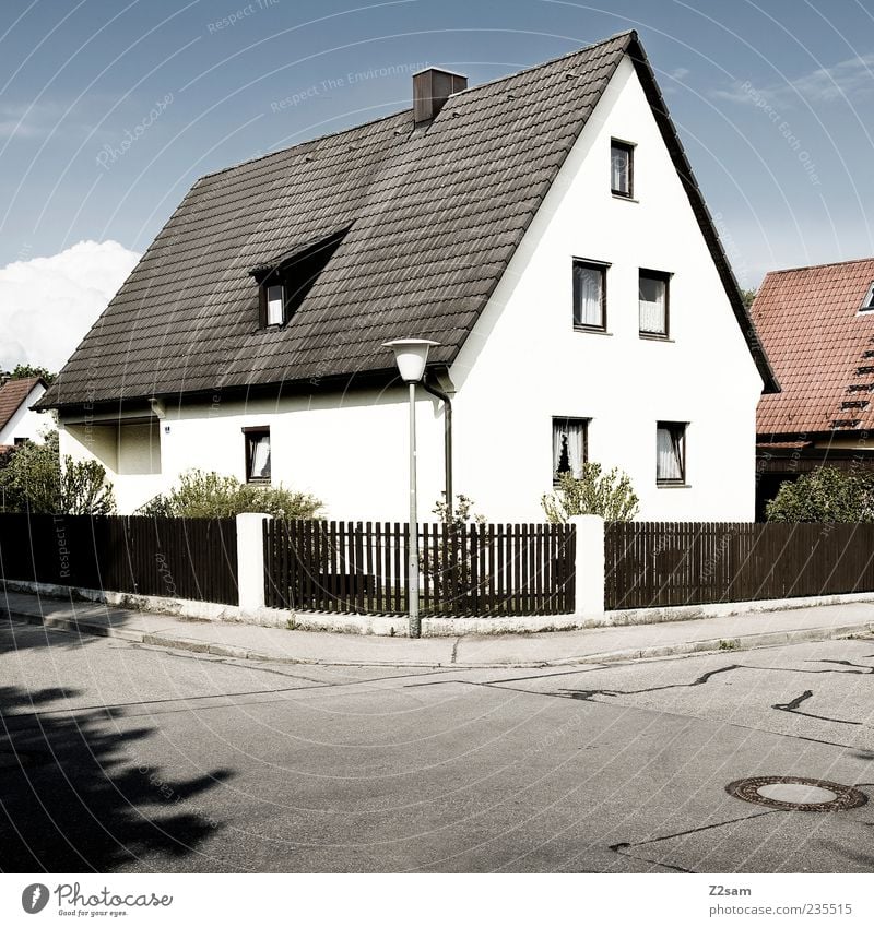 ganz einfach Haus Garten Umwelt Himmel Wolkenloser Himmel Sträucher Dorf Einfamilienhaus Gebäude Architektur Straße ästhetisch eckig Sauberkeit trist Idylle