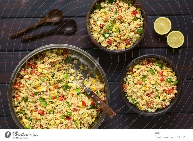 Gemüse- und Couscous-Salat Getreide Mittagessen Abendessen Vegetarische Ernährung frisch Lebensmittel Salatbeilage roh Tomate Paprika Zwiebel Mais Salatgurke