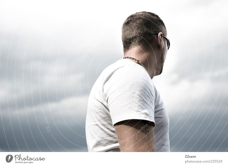 strong Stil Mensch maskulin Junger Mann Jugendliche 1 18-30 Jahre Erwachsene Himmel Wolken Gewitterwolken T-Shirt Schmuck Halskette Erholung Blick träumen