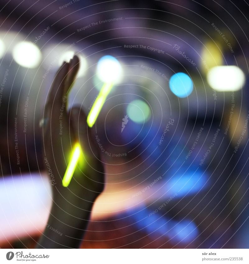 hand in the air Hand Finger 1 Mensch Knicklicht Lichtspiel Lichtpunkt Kunststoff leuchten Tanzen grün Freude Lebensfreude Vorfreude Begeisterung Euphorie