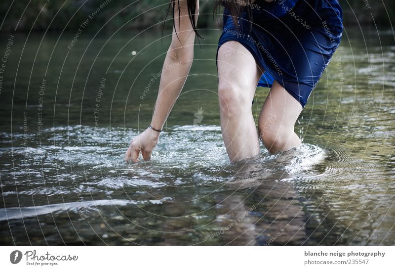 fresh feelings Leben Schwimmen & Baden feminin Junge Frau Jugendliche Erwachsene Beine 1 Mensch 18-30 Jahre Fluss Kleid Wasser berühren Erholung ästhetisch frei