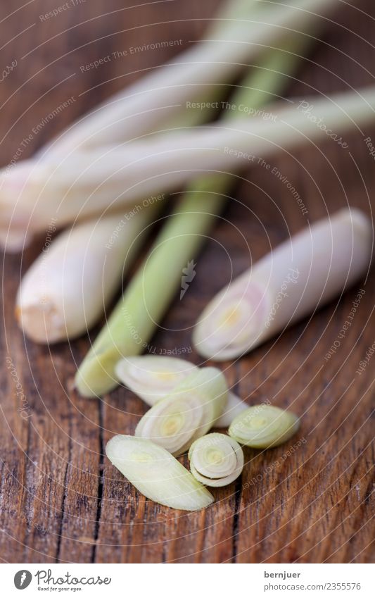 Zitronengras auf dunklem Holz Lebensmittel Gemüse Kräuter & Gewürze Ernährung Vegetarische Ernährung Diät Natur Pflanze dunkel frisch klein braun grün weiß