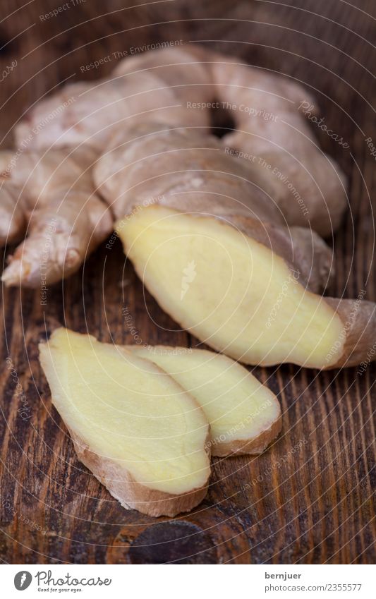 Ingwer auf dunklem Holz Lebensmittel Kräuter & Gewürze Ernährung Bioprodukte Vegetarische Ernährung Diät Natur Pflanze dunkel frisch Billig gut klein braun weiß