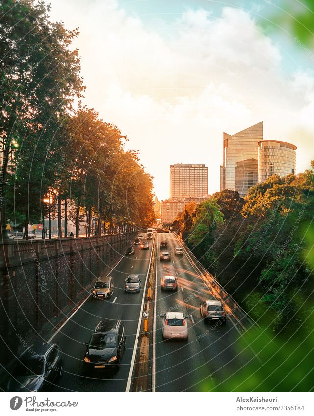 Stadtbild der Verkehrsstraße bei Sonnenuntergang Lifestyle Ferien & Urlaub & Reisen Tourismus Ausflug Abenteuer Sightseeing Städtereise Fahrradtour Umwelt