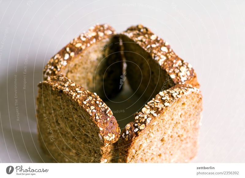 Trockenes Brot Armut Brotkrümel Dinkel Ernährung Gesunde Ernährung Speise Essen Foodfotografie Freisteller Kohlenhydrate Korn Menschenleer Rest Scheibe