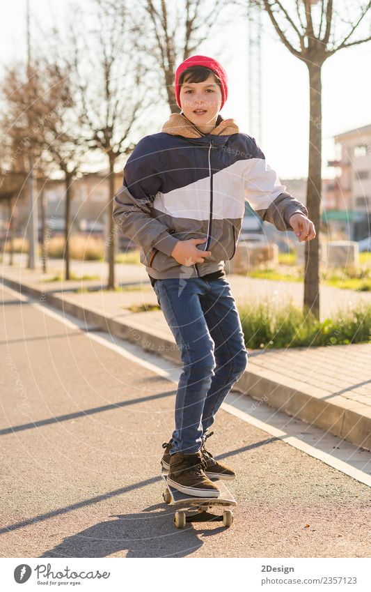 Kleiner Skateboarder, der einen Skateboard-Trick macht. Lifestyle Stil Glück Freizeit & Hobby Sommer Sport Mensch maskulin Junge Mann Erwachsene Jugendliche 1