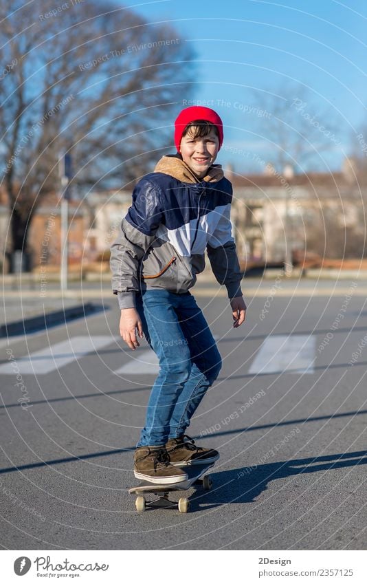 Kleiner Skateboarder, der einen Skateboard-Trick macht. Lifestyle Stil Glück Freizeit & Hobby Sommer Sport Mensch maskulin Junge Mann Erwachsene Jugendliche 1