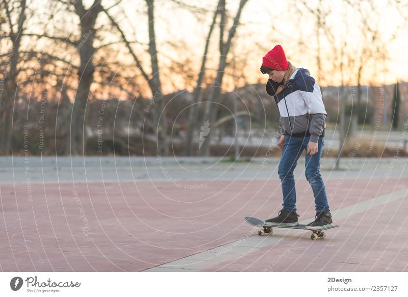 Kleiner Skateboarder, der einen Skateboard-Trick macht. Lifestyle Stil Glück Freizeit & Hobby Sommer Sport Mensch maskulin Junge Mann Erwachsene Jugendliche 1