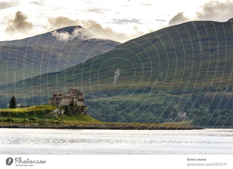 Duart Castle. Ferien & Urlaub & Reisen Tourismus Ausflug Kreuzfahrt Sommer Sommerurlaub Meer Insel Traumhaus Bildungsreise Architektur Natur Landschaft Himmel