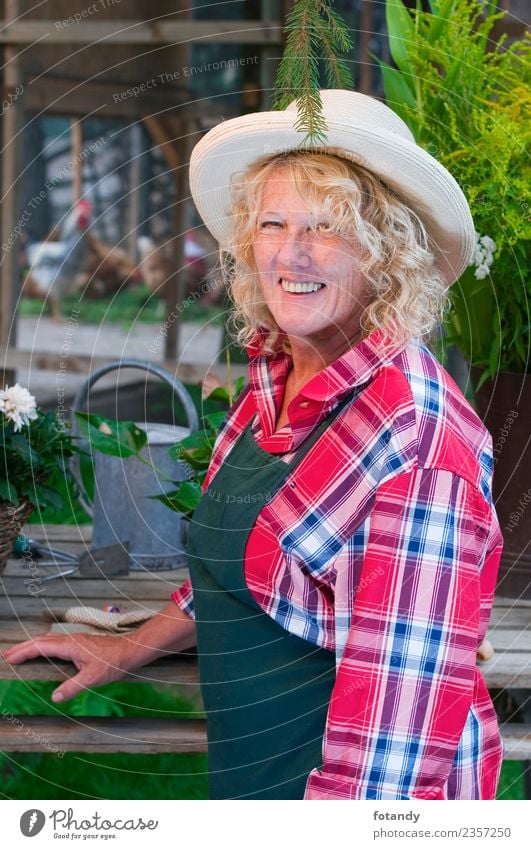 take deep breaths Stil Mensch feminin Frau Erwachsene 1 45-60 Jahre Arbeitsbekleidung T-Shirt Hemd Stoff Hut blond langhaarig Arbeit & Erwerbstätigkeit Lächeln