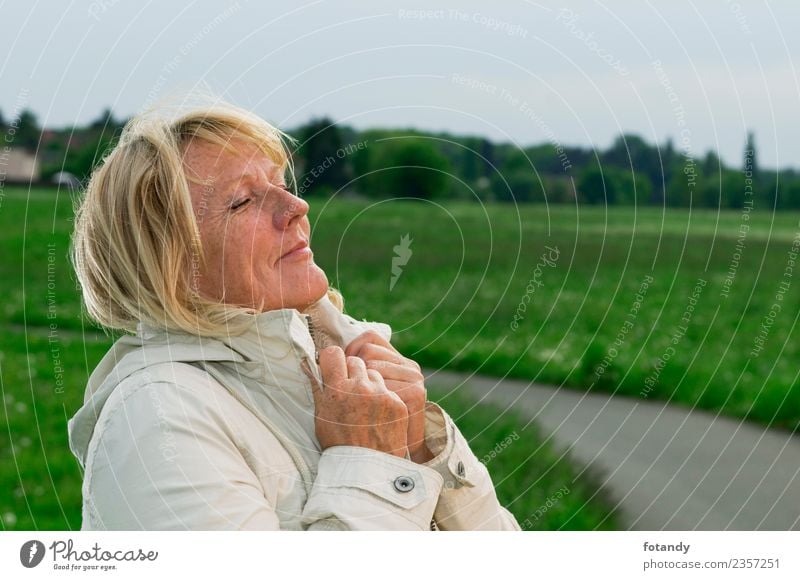 take deep breaths schön Mensch feminin Frau Erwachsene 1 45-60 Jahre Natur Landschaft Frühling Wiese Feld Wege & Pfade Jacke blond langhaarig alt atmen Erholung