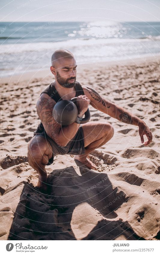 Junger Sportler beim harten Training mit Wasserkocherglocken Lifestyle Körper Mensch Mann Erwachsene Fitness Kettlebell Wasserkessel Sport-Training Glocke