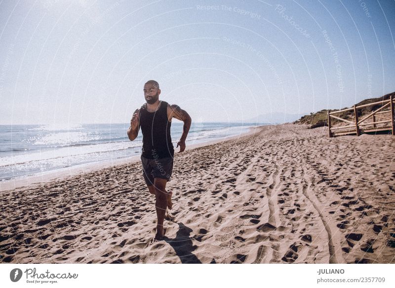 Junger Sportler macht Lauftraining am Strand. Junger Mann Training Fitness Sport-Training hart transpirieren Muskulatur Freude Geschwindigkeit positiv