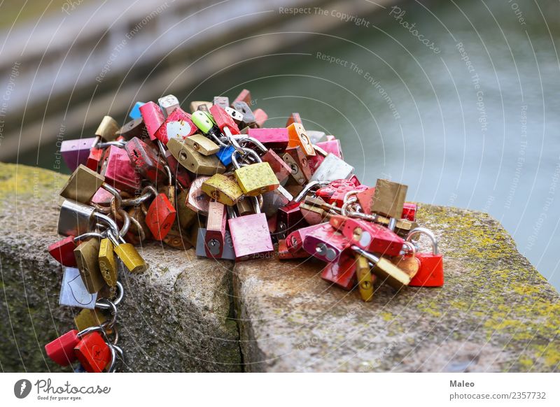 Liebesschlösser Liebesschloss Brücke rot Vorhängeschloss Symbole & Metaphern Paar Romantik Brückengeländer Schloss Kultur Herz Ewigkeit Metall Metallwaren Ehe