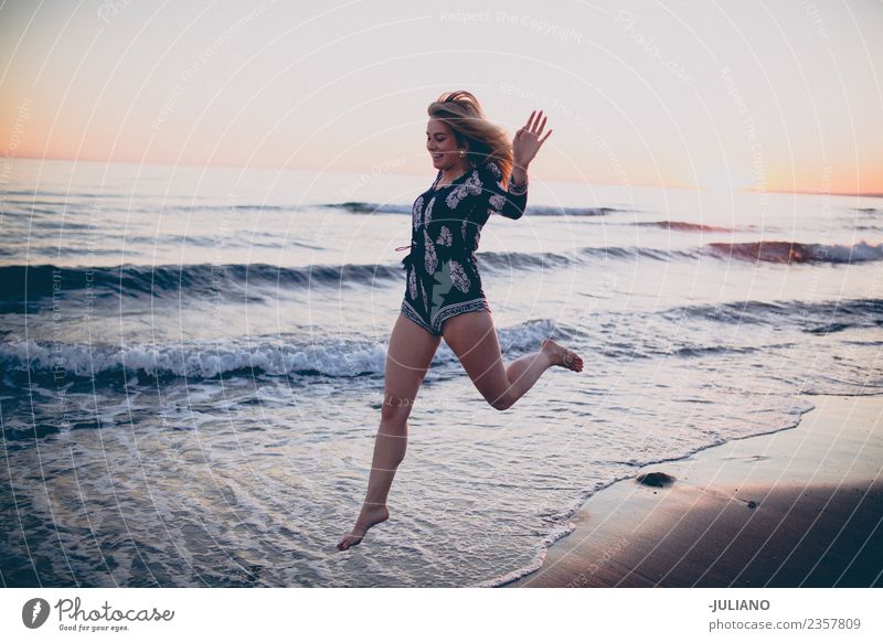 Junge Frau hat eine gute Zeit am Strand. Sonne blond Coolness Abenddämmerung Freude Mädchen Güte lachen Lifestyle Meer retro Sand Lächeln Sommer Sommerfreunde