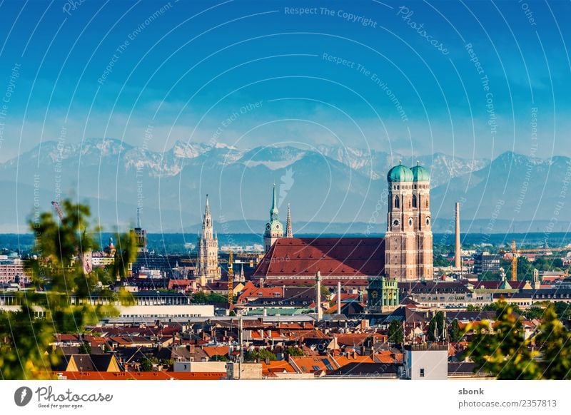 Münchener Sommer mit Frauenkirche und Alpenpanorama Stadt Skyline Ferien & Urlaub & Reisen Deutschland frauenkirche alps view urban cityscape Großstadt