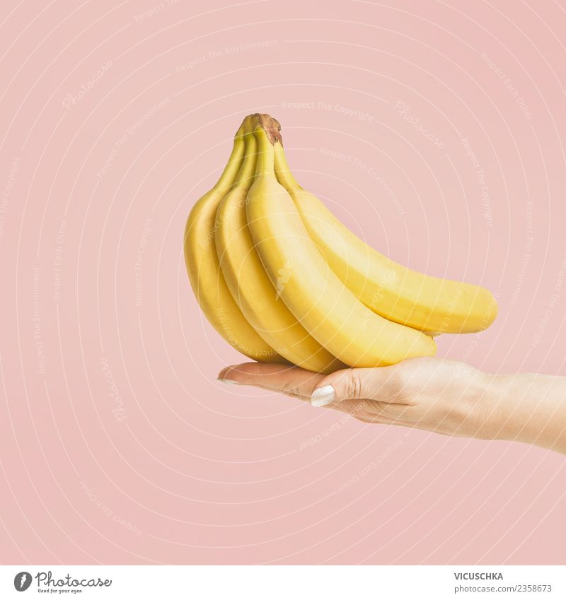 Hand mit Bananen Lebensmittel Frucht Ernährung Bioprodukte Vegetarische Ernährung Diät Lifestyle Stil Design Freude Gesunde Ernährung Sommer feminin sommerlich