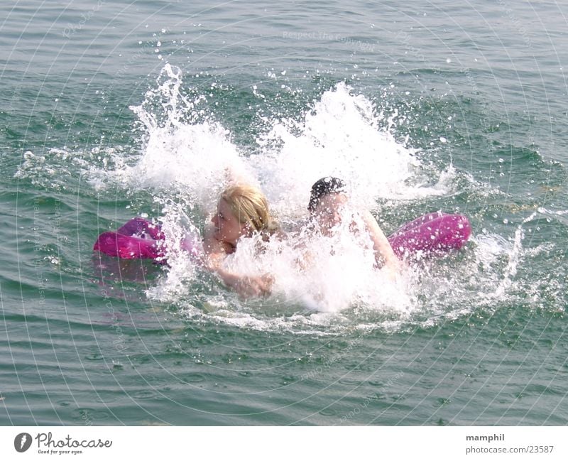 Plantschen im Gardasee Sommer Kühlung Meer See Luftmatratze strampeln Wellen Schaum schäumen Frau Schwimmen & Baden Sonne Wasser x