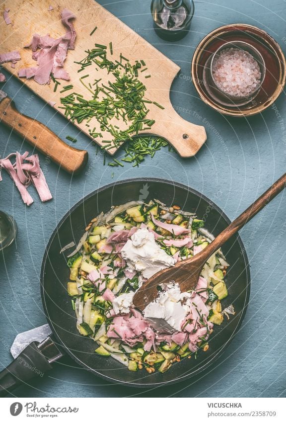 Zucchini- Schinken- Soße or Füllung mit Frischkäse Lebensmittel Fleisch Käse Gemüse Ernährung Mittagessen Abendessen Geschirr Teller Pfanne Löffel Stil Design