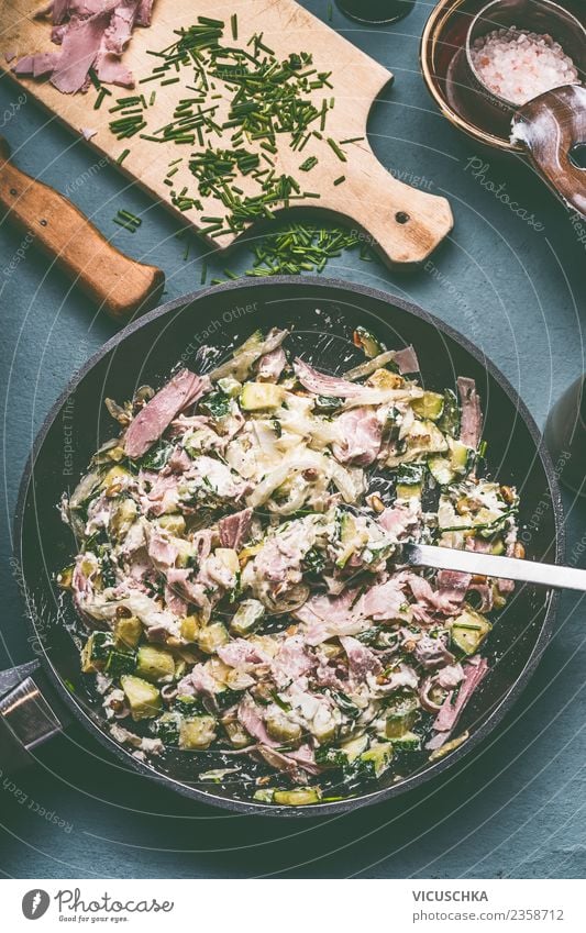 Zucchini Schinken Sauce mit Frischkäse Lebensmittel Fleisch Wurstwaren Gemüse Suppe Eintopf Ernährung Mittagessen Abendessen Bioprodukte Geschirr Topf Pfanne