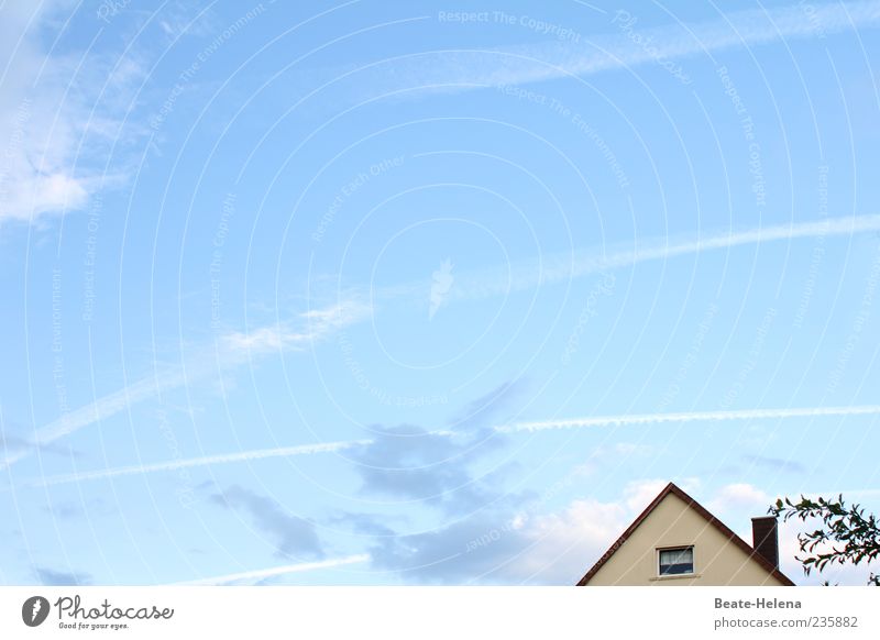 Ein himmlischer Tag! Haus Umwelt Himmel Wolken Schönes Wetter Stadtrand Einfamilienhaus Fenster Schornstein Blick Häusliches Leben schön blau weiß Stimmung