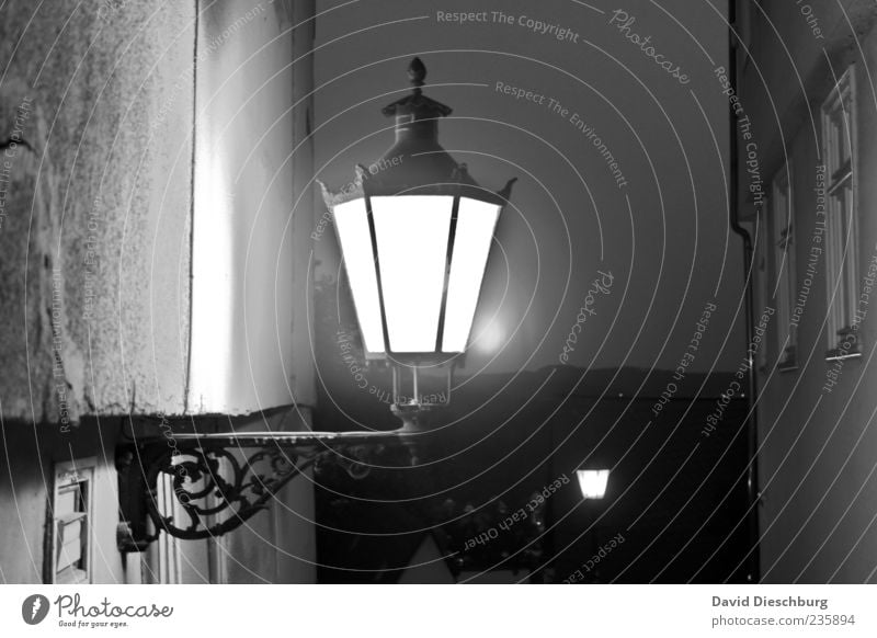 Marburger Nacht Haus Bauwerk Gebäude Mauer Wand Fassade alt schwarz weiß Lampe Laterne antik Gußeisen Fenster dunkel Schwarzweißfoto Außenaufnahme