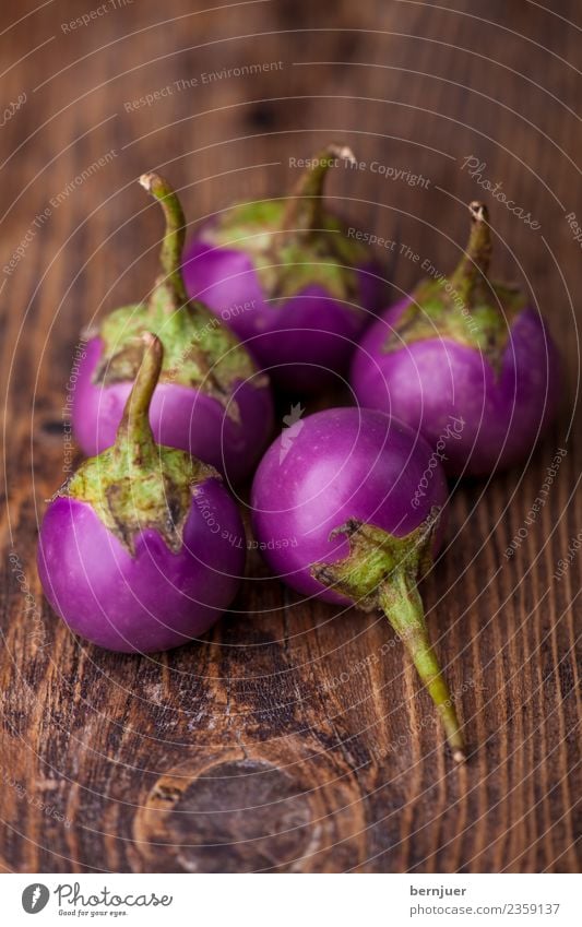 asiatische Auberginen auf dunklem Holz Lebensmittel Gemüse Ernährung Bioprodukte Vegetarische Ernährung Diät Asiatische Küche Natur Pflanze dunkel frisch klein