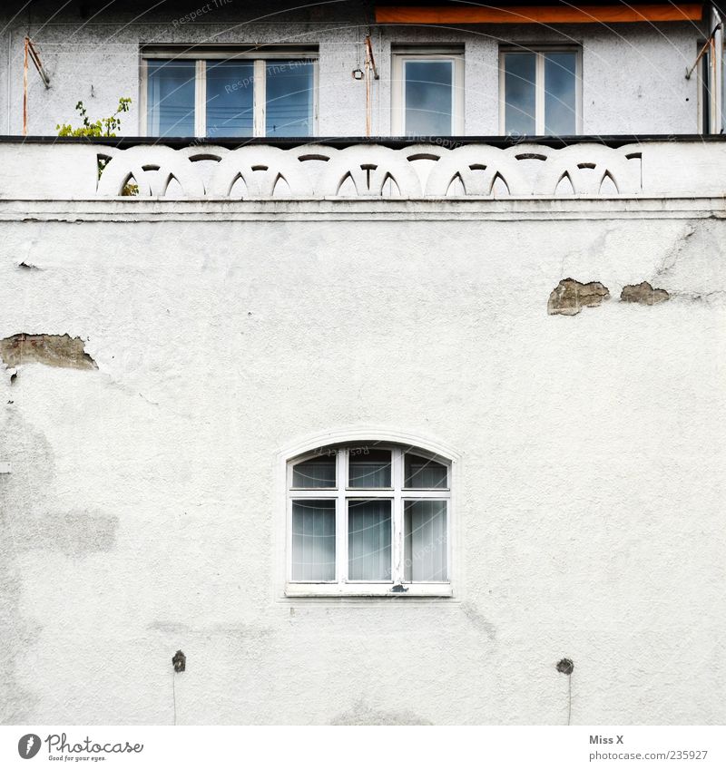 Domizil Stadtrand Menschenleer Haus Gebäude Mauer Wand Fassade Balkon Fenster alt dreckig trist Verfall Vergänglichkeit Ruine Unbewohnt Farbfoto Gedeckte Farben