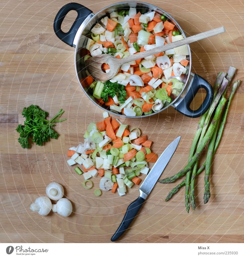 Suppengrün Lebensmittel Gemüse Kräuter & Gewürze Ernährung Vegetarische Ernährung Topf Messer Löffel frisch lecker Foodfotografie Suppengemüse Champignons Pilz