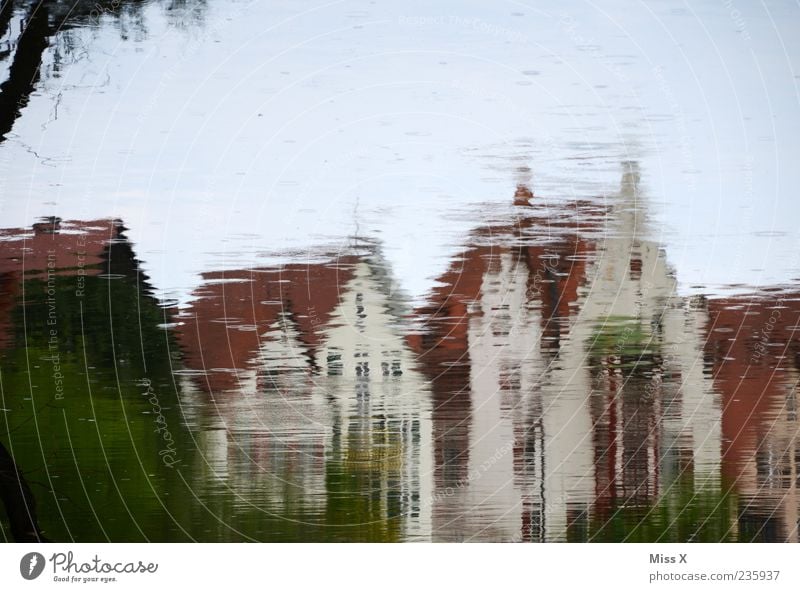 Spieglein Wasser See Bach Fluss Stadt Haus außergewöhnlich Wasserspiegelung Pfütze Farbfoto Außenaufnahme Experiment Textfreiraum oben Reflexion & Spiegelung