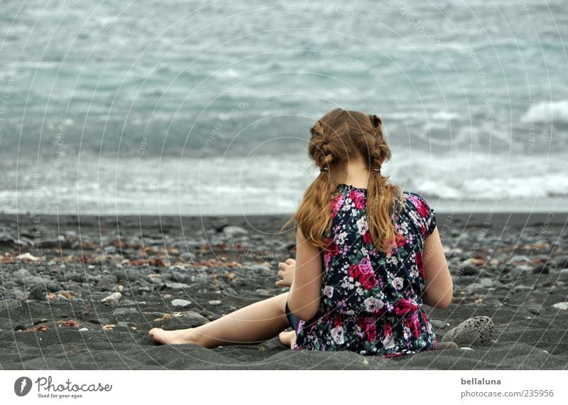 Ins Spiel vertieft Mensch feminin Kind Mädchen Kindheit Leben Haare & Frisuren Rücken 1 Natur Sand Wasser Sommer Schönes Wetter Wellen Küste Strand Meer sitzen