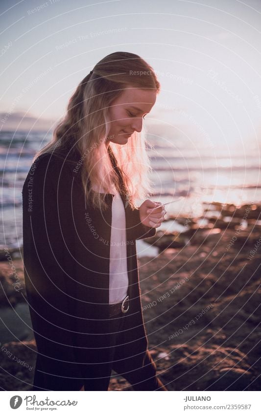 Junge Frau schaut sich das Polaroidbild am Strand an. Abenddämmerung Gefühle Glück Leben Lifestyle Spanien Sommer Sonne Sonnenuntergang Wärme Abenteuer