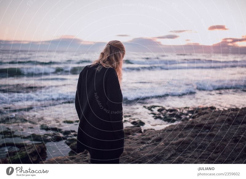 Junge Frau genießt Sonnenuntergang am Strand Abenddämmerung Gefühle Glück Leben Lifestyle Spanien Sommer Wärme Abenteuer Freiheit Freude gut Güte einprägsam