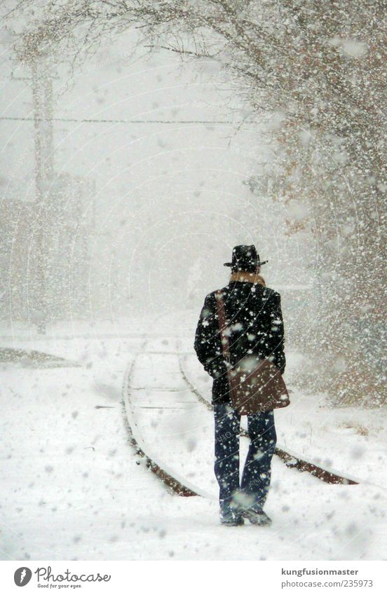 wohin the travel? Mann Erwachsene 1 Mensch schlechtes Wetter Eis Frost Schnee Schneefall Dorf Kleinstadt Verkehr Personenverkehr Öffentlicher Personennahverkehr