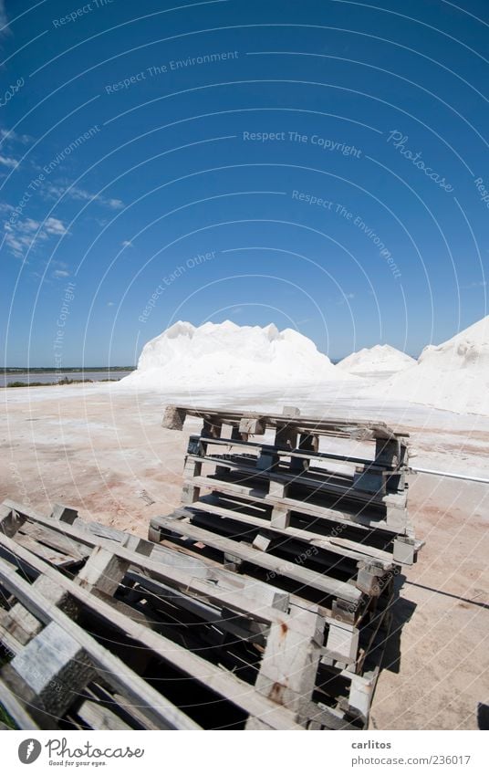 Alles paletti! Himmel Sommer Schönes Wetter Wärme liegen blau weiß chaotisch Paletten Stapel Haufen Berge u. Gebirge Salz Saline Holz trocknen blenden