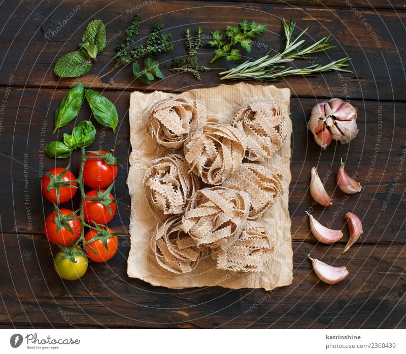 Vollkornnudeln Tagliatelle, Gemüse und Kräuter Vegetarische Ernährung Diät Tisch Blatt dunkel frisch braun grün rot Tradition Essen zubereiten Lebensmittel