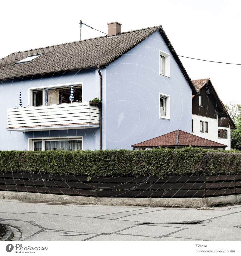 bei mir ums eck Haus Garten Landschaft Sommer Baum Sträucher Dorf Kleinstadt Architektur Verkehrswege ästhetisch einfach retro Sauberkeit trist Nostalgie